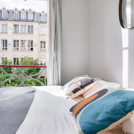 127 - Spacious 4br In Montorgueil شقة